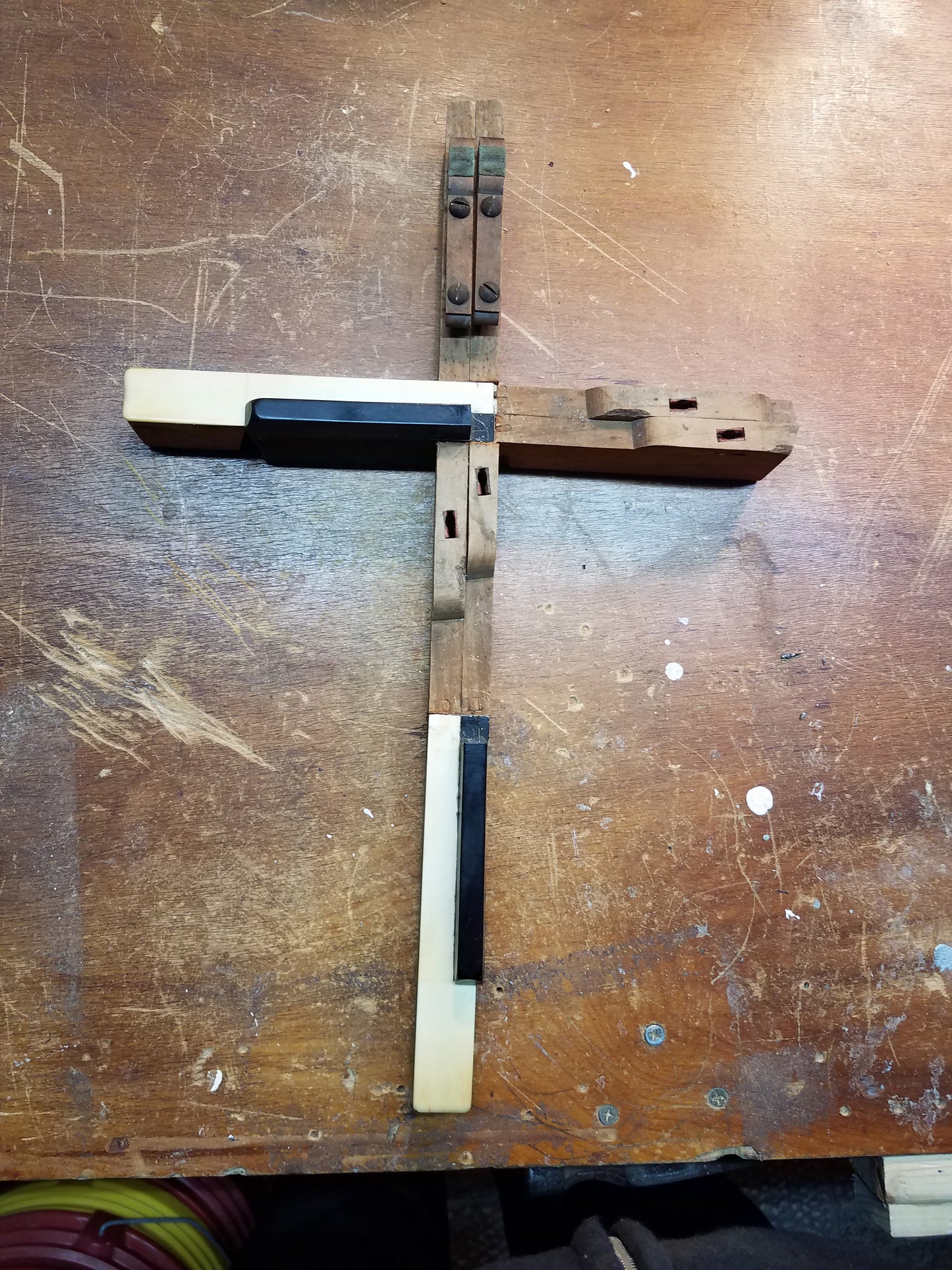 How to make a cross from piano keys